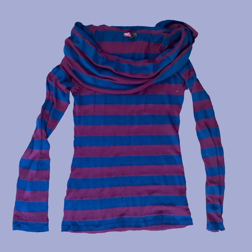 Striped large neckline shirt 🕸